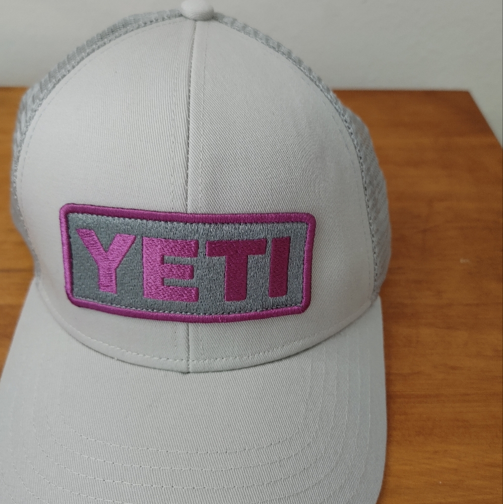 Yeti Trucker cap light gray and purple